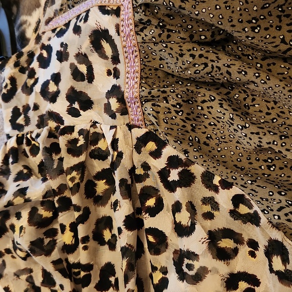 Beautifil Entro Leopard and Tan Blouse, Flowy Sleeves Gather At Wrist - Picture 9 of 13